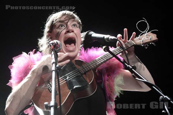 TUNE YARDS - 2011-06-02 - PARIS - Cafe de la Danse - 